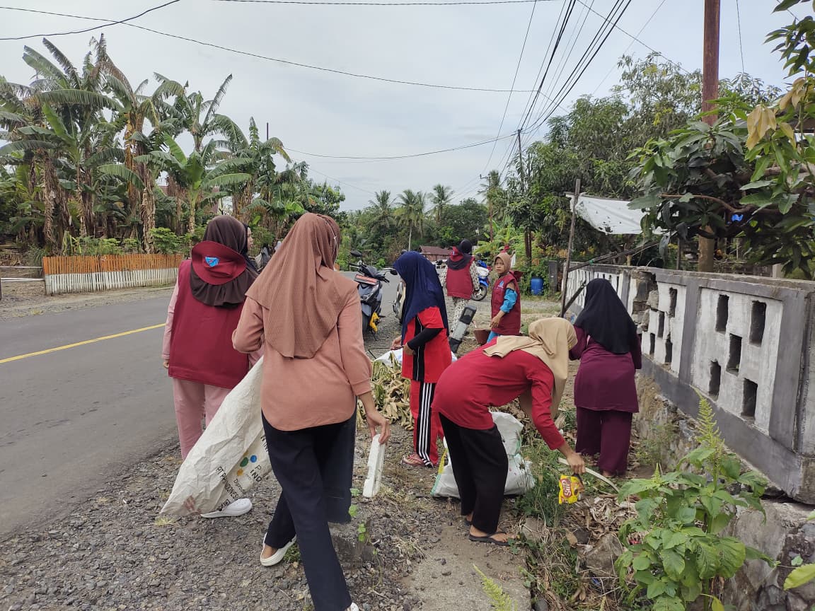 Pemdes Mario Bersama KKN Posko 5 Universitas Puangrimaggalatung Gelar Kegiatan Jumat Bersih